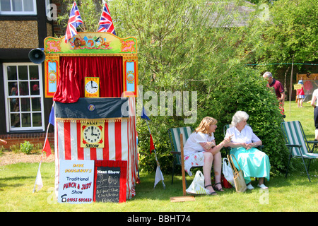 Punch e Judy mostra presso un villaggio inglese fete Foto Stock