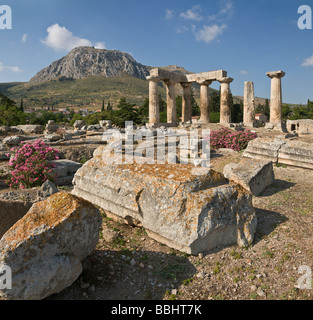 Guardando attraverso il quinto cen BC Sito del Tempio di Apollo a Corinto antico, Peloponneso, Grecia Foto Stock