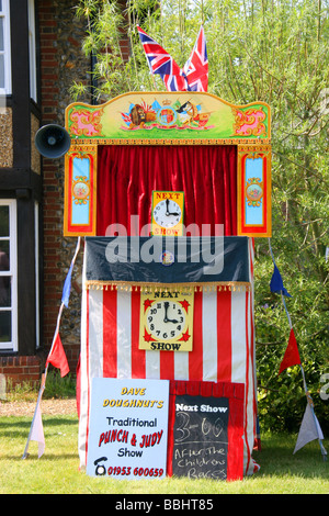 Punch e Judy mostra presso un villaggio inglese fete Foto Stock