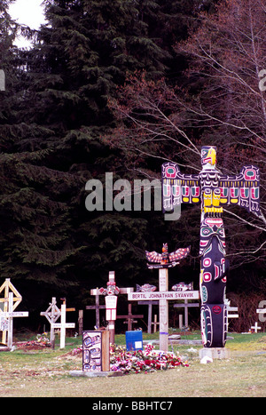 Kwakwaka'wakw (il Kwakiutl) Totem Poles in primo cimitero delle nazioni, Alert Bay, BC, British Columbia, Canada - Isola di cormorani Foto Stock