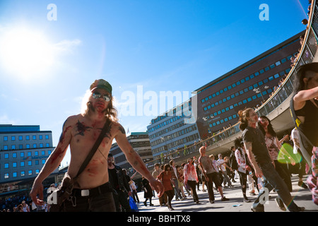 Persone vestite come zombie e passeggiate Sergels Torg a Stoccolma il 30 maggio 2009 durante l'orrore masquerade evento Zombie a piedi. Foto Stock