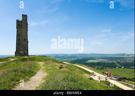 Vista su Huddersfield da vicino alla Torre di Victoria sulla Collina del Castello, West Yorkshire, Inghilterra Foto Stock