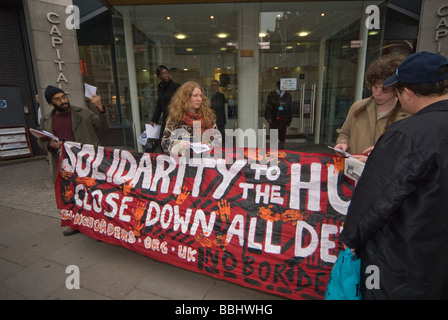 Dimostrazione presso gli uffici di Londra di Kalyx che gestiscono l'immigrazione Harmondsworth distacco Centro contro gli abusi dei diritti umani ci Foto Stock