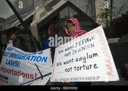 Dimostrazione presso gli uffici di Londra di Kalyx che gestiscono l'immigrazione Harmondsworth distacco Centro contro gli abusi dei diritti umani ci Foto Stock