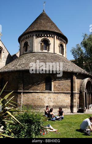 La chiesa rotonda ufficialmente la chiesa del Santo Sepolcro costruita intorno al 1130 è uno degli unici quattro chiese rotonde in Inghilterra Foto Stock