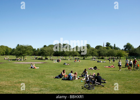 Le persone che si godono il sole estivo su Gesù verde popolare tra i residenti di Cambridge Regno Unito Foto Stock