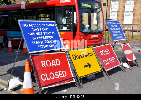 Segnaletica di deviazione chiusa, High Street, Sidcup, London Borough of Bexley, Greater London, England, Regno Unito Foto Stock