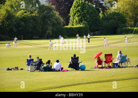 Partita di cricket sul verde, Oxted, Surrey, England, Regno Unito Foto Stock