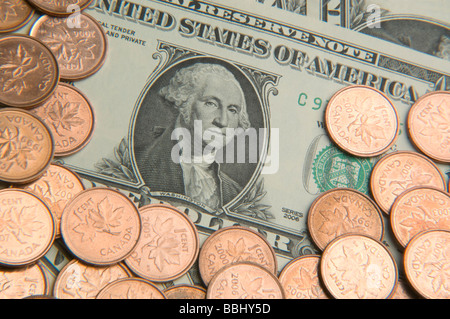 Dollaro americano Bill circondato da pochi centesimi canadese Foto Stock