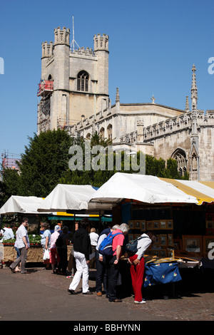 La domenica di arti e mestieri di mercato degli agricoltori su piazza del mercato in background è grande st marys chiesa Cambridge Regno Unito Foto Stock