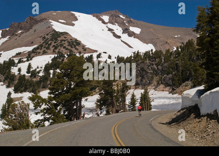 USA minerale California Parco nazionale vulcanico di Lassen Mt teste su strada fino al lato sud del Monte Lassen peak biker rende il viaggio Foto Stock