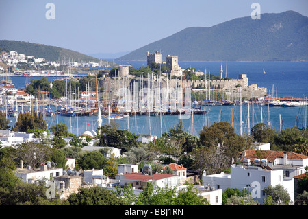 Vista del porto e del castello di Bodrum, di Bodrum, della penisola di Bodrum, della provincia di Mugla, della Repubblica di Türkiye Foto Stock