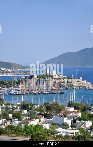 Vista del porto e del castello di Bodrum, di Bodrum, della penisola di Bodrum, della provincia di Mugla, della Repubblica di Türkiye Foto Stock