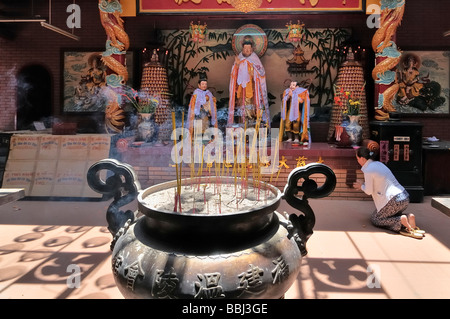 Grande bollitore in rame con cibi affumicati di fronte a un altare di Buddha, Quan Am Pagoda, Ho Chi Minh City, a Saigon, Vietnam, sud-est Foto Stock