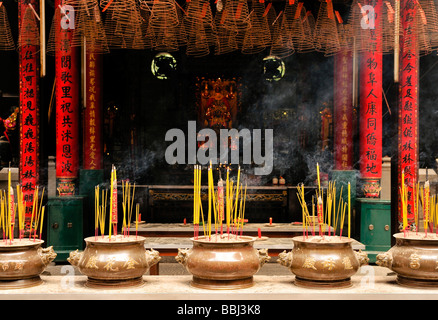 Il fumo di incenso a Chua Tempio Thien Hau, Ho Chi Minh City, a Saigon, Vietnam, sud-est asiatico Foto Stock