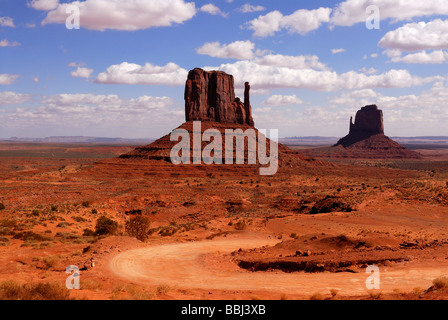 Un suggestivo panorama in monument valley e colorati di roccia e cielo blu prima di sabbia strom Foto Stock