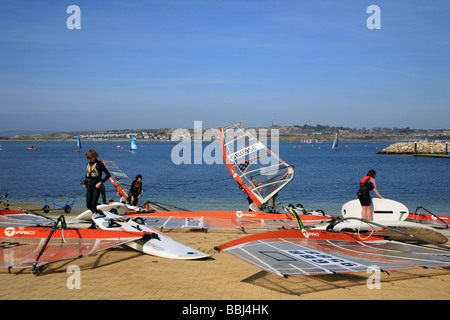 Windsurf dallo scalo a Weymouth e Portland Academy a vela nel porto di Portland Foto Stock