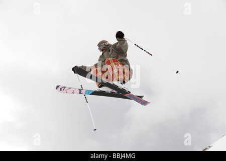 Sciatore fa un salto nella località sciistica di Les Deux Alpi, (in Isère), parte del Grande Galaxie Ski Area, alpi, Francia Foto Stock