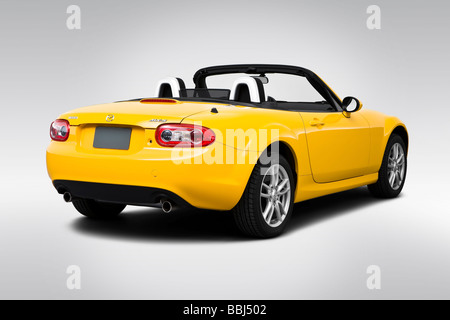 2009 Mazda MX-5 Sport in giallo - angolo posteriore vista Foto Stock