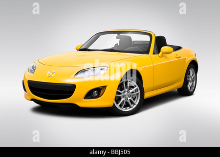 2009 Mazda MX-5 Sport in giallo - Vista anteriore angolare Foto Stock