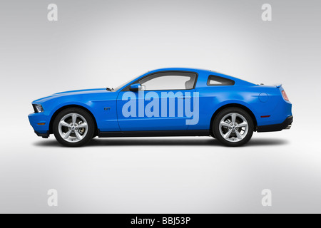 2010 Ford Mustang GT Premium in blu - Driver Profilo laterale Foto Stock