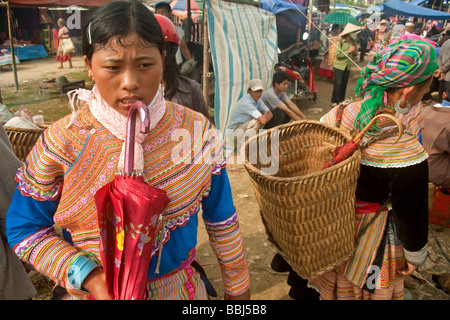 Flower H'mongs ragazza tribali a Bac Ha Mercato, Bac Ha, Vietnam Foto Stock