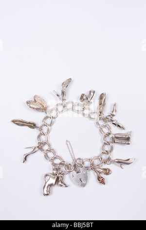 Argento Sterling fascino vintage bracciale con cuore a forma di lucchetto e catena di sicurezza caricato con piccoli charms cassoncino di pulizia Foto Stock