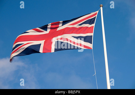 Un union jack flag sventolare nel vento Foto Stock