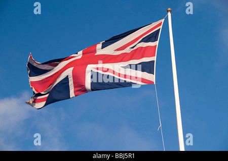 Un union jack flag sventolare nel vento Foto Stock