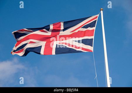 Un union jack flag sventolare nel vento Foto Stock