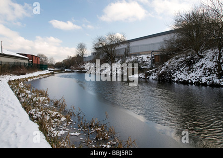 Wolverhampton Birmingham canal nella neve su un inverni freddi giorno Foto Stock