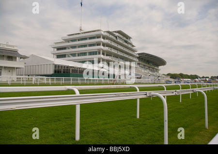 Il complesso delle tribune a Epsom Downs Racecourse Surrey in Inghilterra Foto Stock