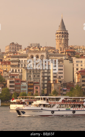 Istanbul Turchia traghetto sul Golden Horn passando la Torre Galata e il quartiere di Beyoglu Foto Stock