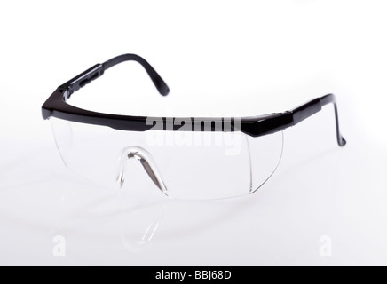 Occhiali di sicurezza su bianco Foto Stock