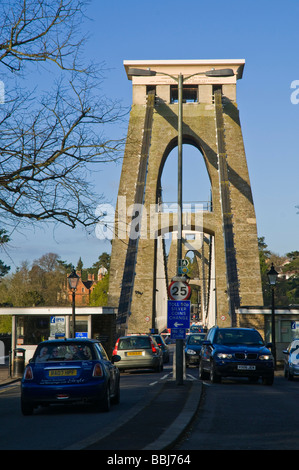 dh Suspension Bridges casello autostradale CLIFTON BRIDGE BRISTOL ENGLAND Car Il traffico dei pendolari sulla strada delle automobili del Brunels Bridges (regno unito) Foto Stock