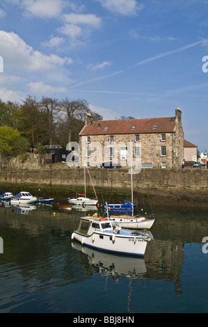 dh DYSART FIFE Harbormasters casa e yacht in Dysart porto interno barche Foto Stock