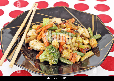 Pasto cinese di pollo noci di acagiù e mescolare verdure fritte Foto Stock