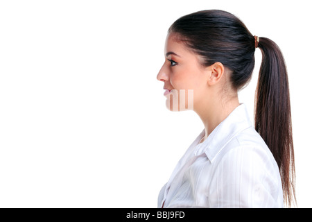 Profilo laterale di un attraente bruna giovane donna isolato su sfondo bianco Foto Stock