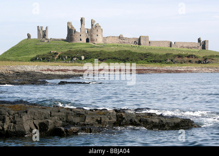 Il castello di Dunstanburgh proprietà del National Trust nei pressi del villaggio di Craster, Northumberland, Regno Unito Foto Stock