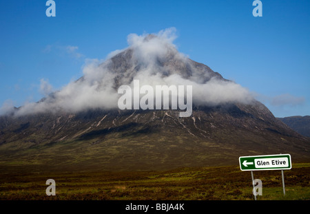 Buachaille Etive Mor mountain avvolta nella nebbia con Glen Etive cartello in primo piano, Lochaber in Scozia, Regno Unito, Europa Foto Stock