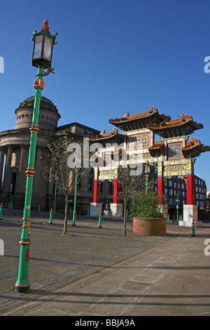 Ritratto dell'arco cinese, Chinatown, Liverpool, Merseyside, Regno Unito Foto Stock