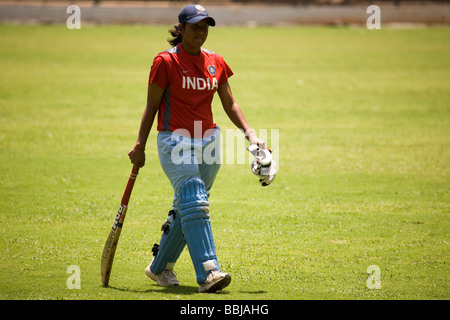 Rumali, membro di donne indiane's cricket T20 squad, cammina indietro al padiglione dopo che ella è data out. Foto Stock