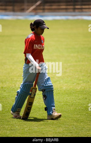 Rumali, membro di donne indiane's cricket T20 squad, cammina indietro al padiglione dopo che ella è data out. Foto Stock