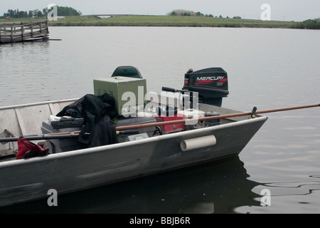 Pesce attrezzature stun DNR sulla barca di pesca utilizzata per il pesce di lago conta Foto Stock