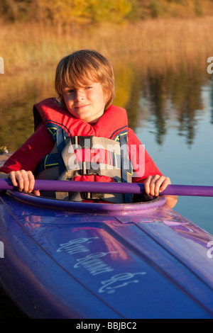 Dieci anni di old boy in kayak, Lago di Katherine, Equitazione Mountain National Park, Manitoba Foto Stock
