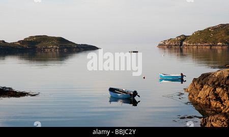 Barche in mare loch, East Coast, Isle of Harris, Ebridi Esterne, Scozia Foto Stock