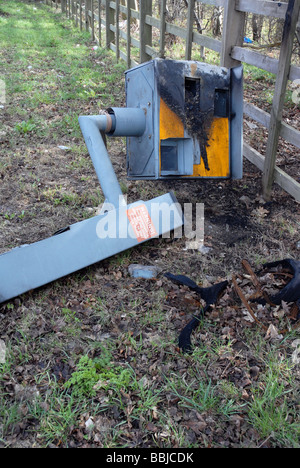 Soggetto ad atti vandalici Gatso fotocamera di velocità danneggiati da un incendio sdraiati sull'erba orlo Foto Stock