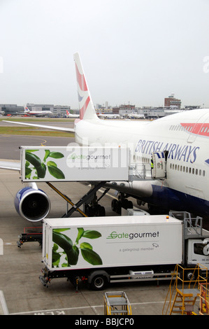 Catering Gategourmet fornitore camion carico di un BA jet 747 all'aeroporto di Londra Heathrow Foto Stock