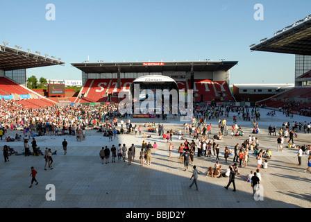 Amo la musica odio il razzismo Festival a Stoke il Britannia Stadium Inghilterra sabato 30 maggio 2009 Folla scatti Foto Stock