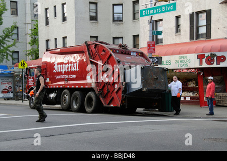 Rifiuti commerciali garbage collection Carrello su Ditmars Blvd Astoria di New York STATI UNITI D'AMERICA Foto Stock